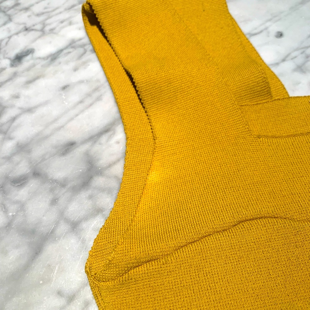 3/$15 LISTICLE🌹 GOLD SLEEVELESS BANDAGE SWEATER. GREAT CONDITION! - Picture 9 of 10